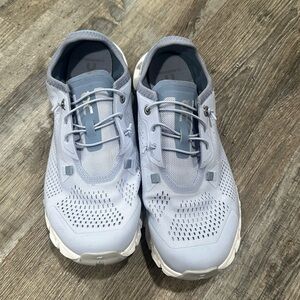 on-cloud shoes!! size 8.5